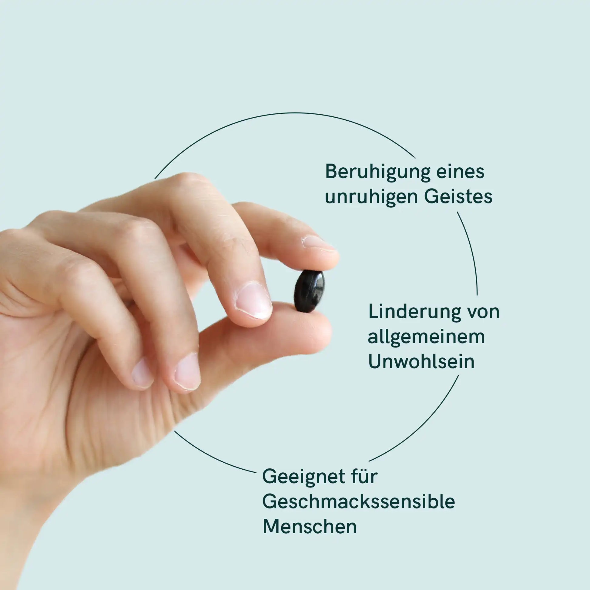 Hand hält Softgel mit Text: Beruhigung eines unruhigen Geistes; Linderung von allgemeinem Unwohlsein; Geeignet für Geschmackssensible Menschen